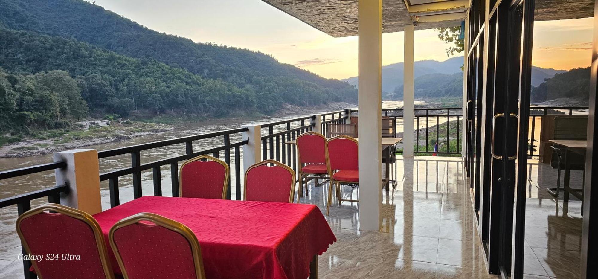 Inn Riverside Hostel Pb Пакбенг Экстерьер фото